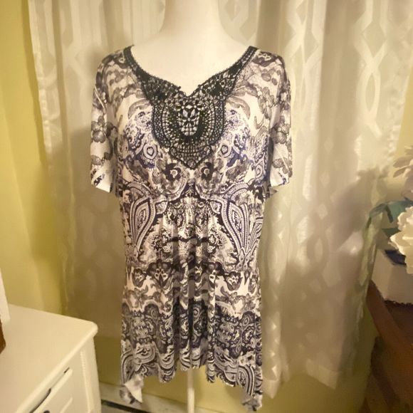 World Unity Womens Embroidered Rhinestone Tunic Top Sz XL Short Sleeve - Picture 2 of 5